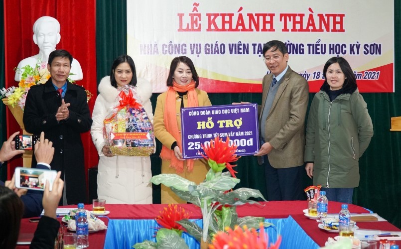Công đoàn Giáo dục Việt Nam hỗ trợ ngành Giáo dục Hà Tĩnh tổ chức “Tết sum vầy” cho cán bộ, nhà giáo trong tỉnh. 	Ảnh: Công đoàn GDVN cung cấp
