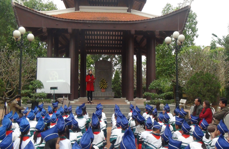 Học sinh nghe giáo viên kể chuyện lịch sử tại khu lưu niệm Bác Hồ về thăm xã Tân An. Ảnh: Internet