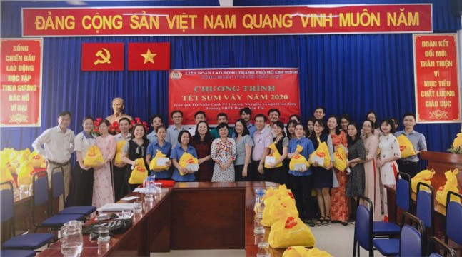 Công đoàn ngành GD TPHCM tặng quà và chúc Tết cho giáo viên dịp Tết Canh Tý. Ảnh: Công đoàn GD TPHCM