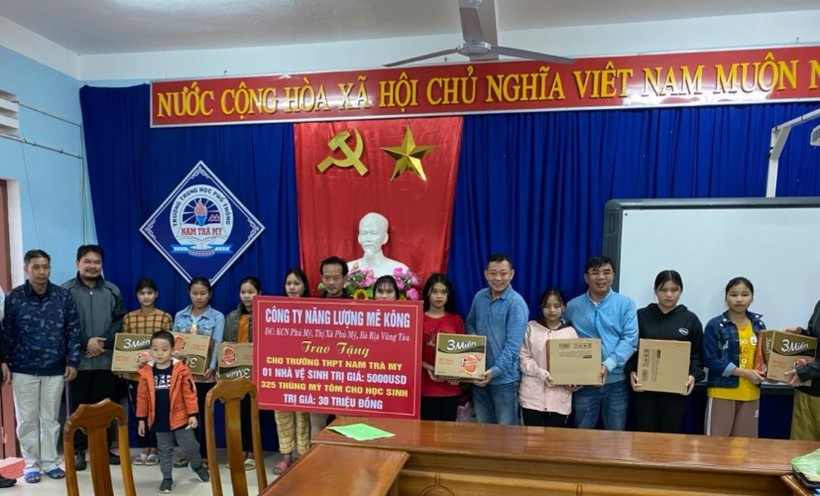 Công ty Năng lượng Mê Kông (Bà Rịa – Vũng Tàu) tặng quà cho HS Trường THPT Nam Trà My. 