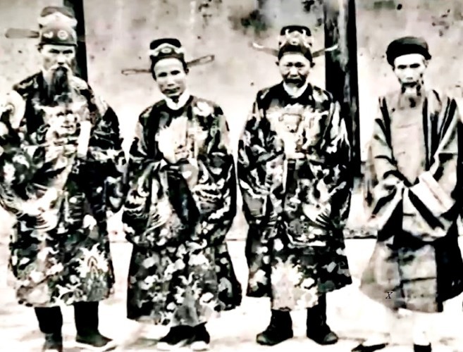 Cụ Lê Nhữ Lâm (ngoài cùng bên phải) là thầy dạy vua Bảo Đại.