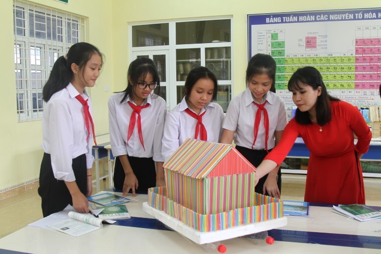 Cô Nguyễn Thị Chung nghe HS lớp 8A thuyết trình về sản phẩm nhà nổi chống lũ.