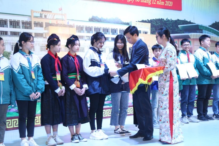 Trao thưởng cho các học sinh đoạt giải tại cuộc thi KHKT tỉnh Yên Bái năm 2020. Ảnh: Hạ Vi
