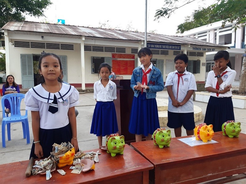 HS Trường Tiểu học Hàm Giang B, huyện Trà Cú (Trà Vinh) đập heo đất giúp bạn mua quà Tết.