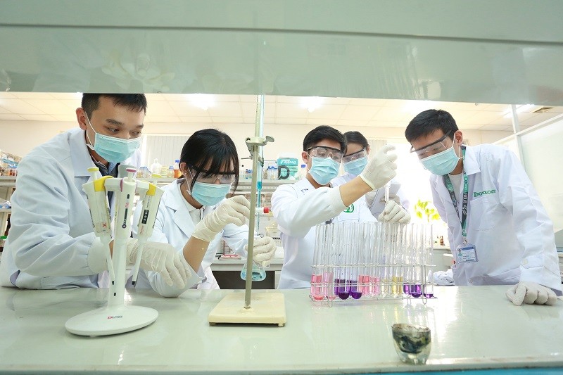 Nhóm nghiên cứu mạnh về Hóa sinh và Dinh dưỡng thực phẩm do PGS.TS Phạm Văn Hùng làm trưởng nhóm, thuộc IU đang tiến hành thí nghiệm. Ảnh: TG