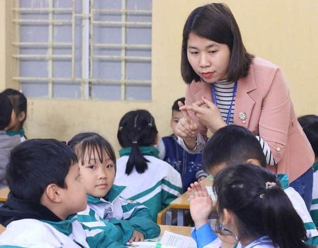 Việc lựa chọn SGK đúng tiến độ giúp giáo viên và học sinh chủ động chương trình năm học (Trong giờ học Trường Tiểu học Dân Tiến, huyện Khoái Châu, tỉnh Hưng Yên). Ảnh minh họa