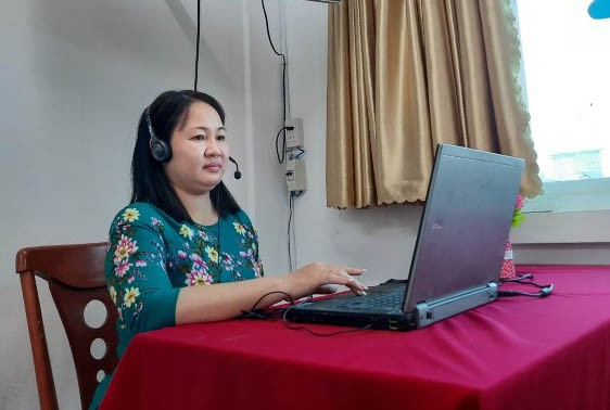 Giáo viên Trường THCS-THPT Đào Duy Anh (Quận 6) có mặt tại trường để dạy học trực tuyến (ảnh chụp ngày 22/2). Ảnh: NTCC 