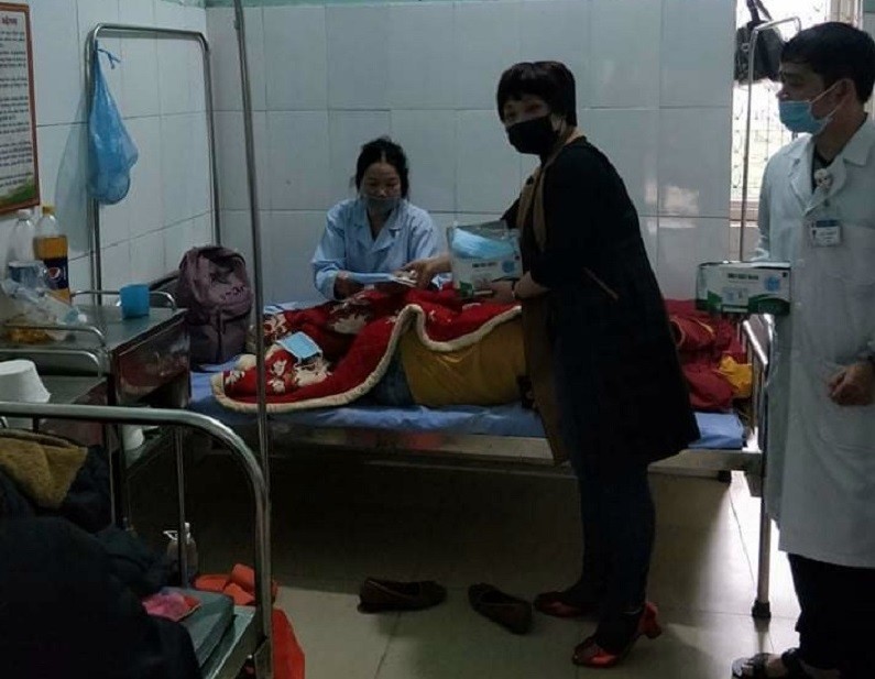 Cô Hoàng Thị Hồng Hạnh trao tặng khẩu trang y tế phòng, chống Covid-19 cho bệnh nhân nghèo. 