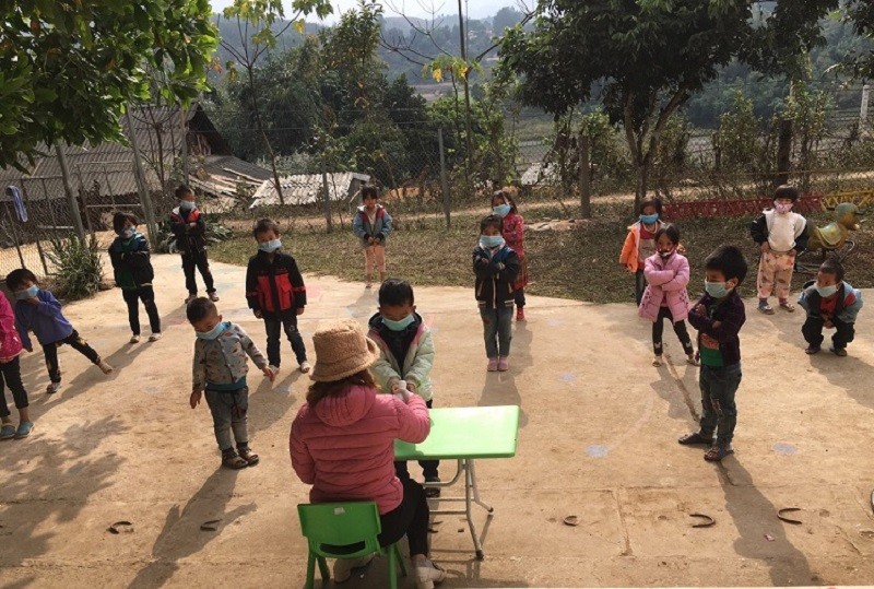 Giáo viên các điểm bản vùng cao của huyện Nậm Pồ hướng dẫn học sinh cách phòng dịch.