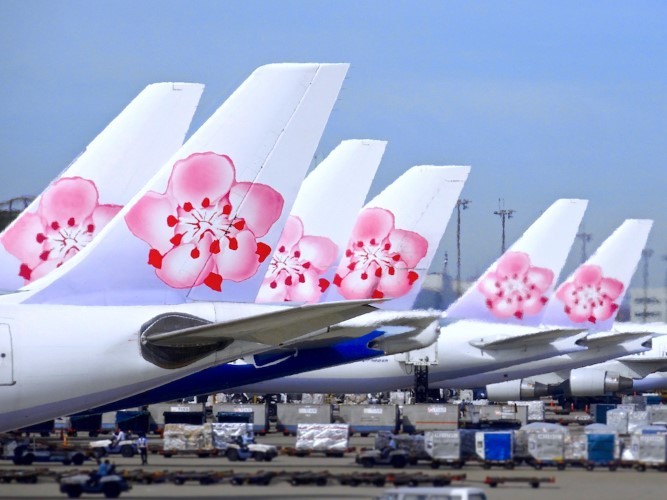 Hoa mơ ta hiện là biểu tượng / logo của  中華航空公司/ Trung Hoa hàng không công ty / China Airlines.