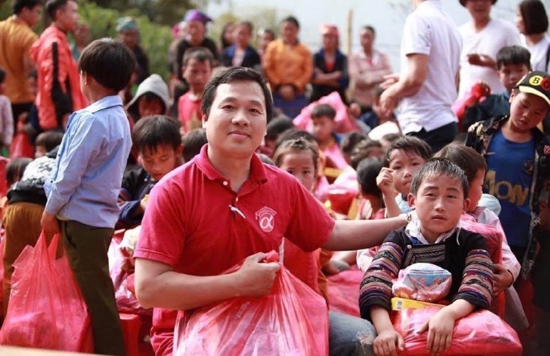 Thầy Nguyễn Việt Vương trong một lần trao quà cho học sinh miền núi.
