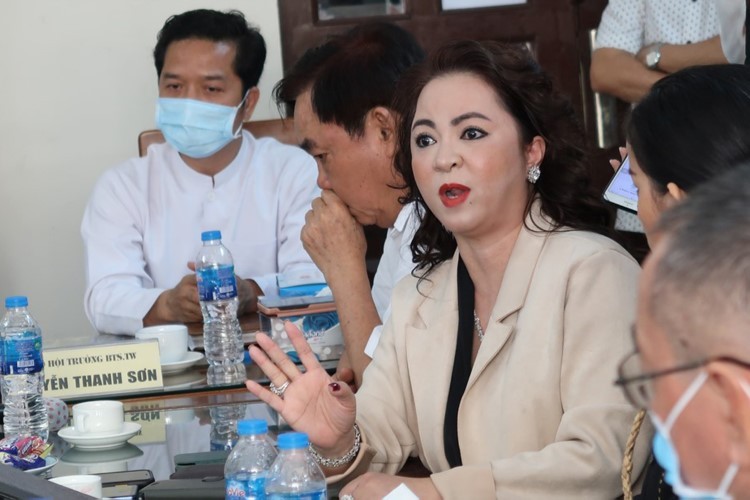 Bà Nguyễn Phương Hằng trình bày tại buổi làm việc ngày 2/3 tại Tổ đình Hưng Minh Tự .