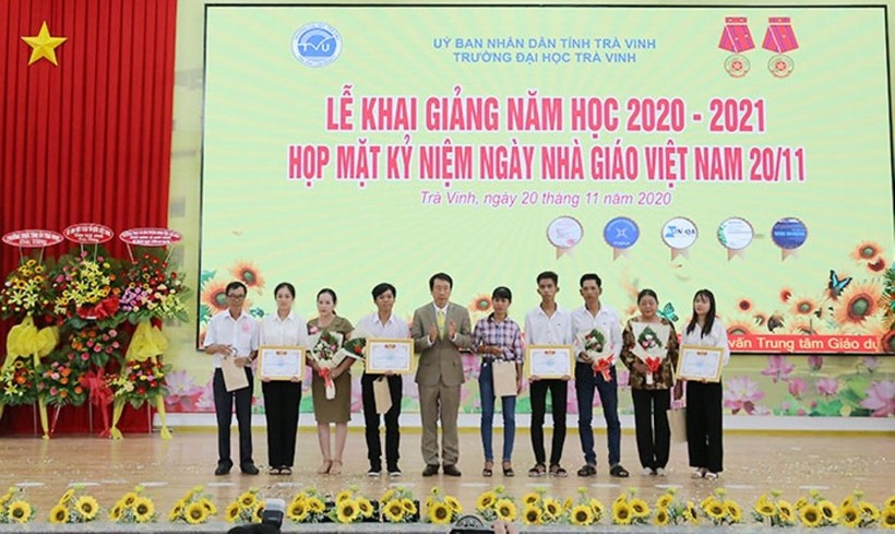 Nguyễn Khánh Bảo Thúy Vy và Thạch Nhựt Hào nhận khen thưởng của Trường ĐH Trà Vinh.