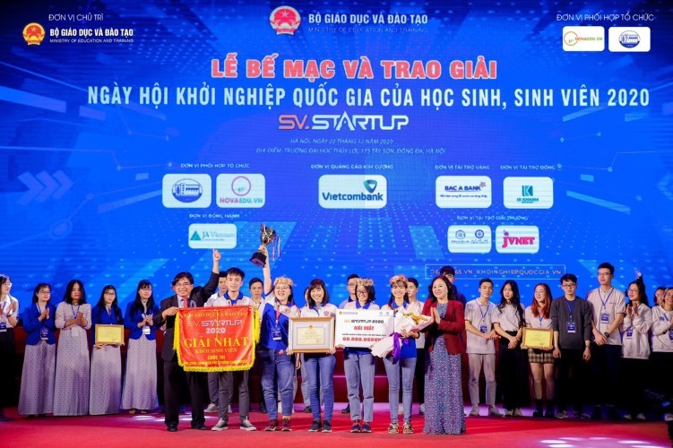 Sinh viên Trường ĐH Sư phạm Kỹ thuật TPHCM đoạt giải Nhất cuộc thi khởi nghiệp quốc gia của HSSV năm 2020. Ảnh: TG