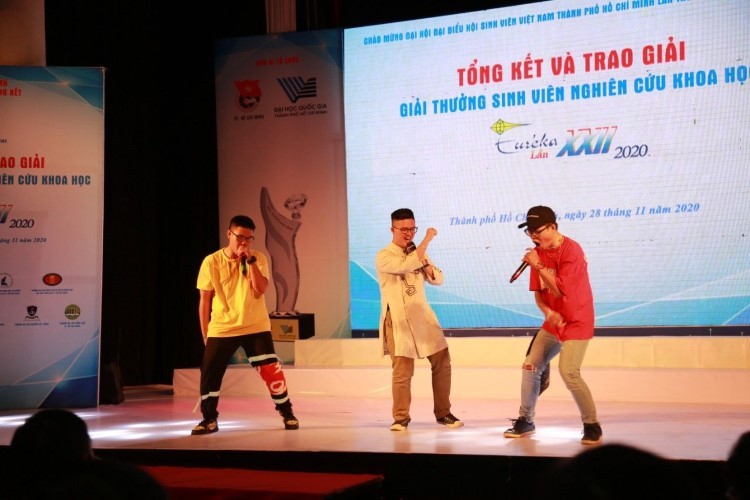 Minh Tiến (giữa) cùng các bạn biểu diễn hát rap trong lễ tổng kết và trao giải cuộc thi. Ảnh: NVCC