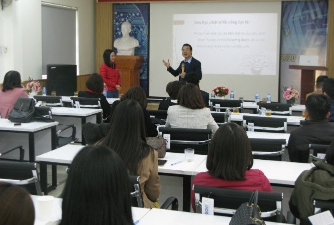 ThS Nguyễn Hữu Long trao đổi về dạy học phát triển năng lực học sinh tại Ngày hội CNTT cụm Trường THPT Đống Đa (Hà Nội). 	Ảnh: Hoàng Anh