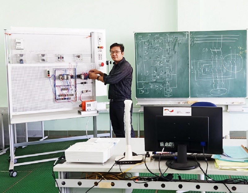Giảng viên Nguyễn Đức Tài – Trường Cao đẳng Nghề An Giang và thiết bị thực hành trực tuyến.