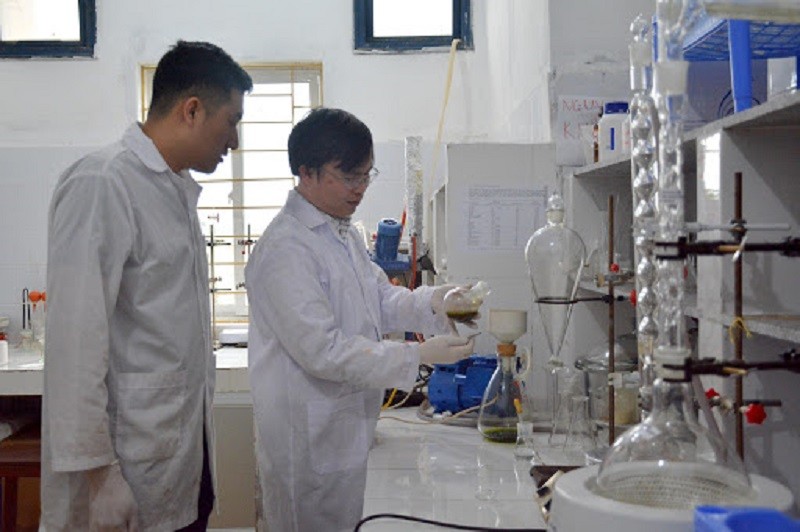 PGS.TS Phạm Thế Chính (bên phải) cùng cộng sự trong phòng thí nghiệm.