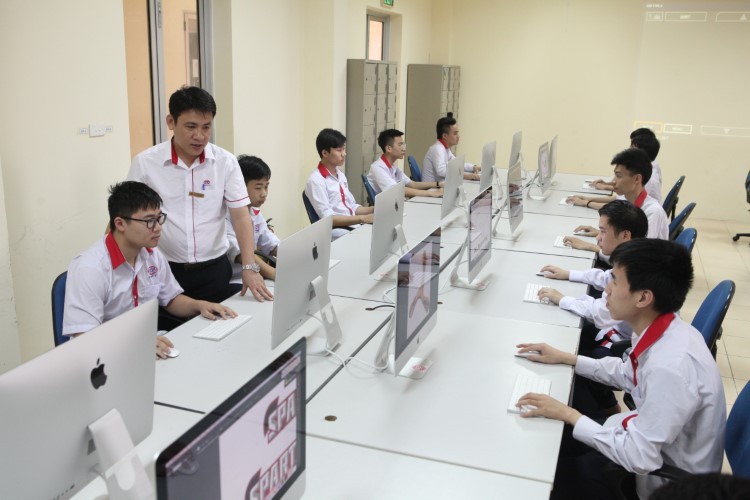 Nhiều sinh viên trường cao đẳng nghề chất lượng cao Hà Nội yêu thích lĩnh vực CNTT. Ảnh: NVCC