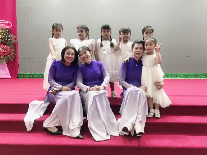 Cô Lê Thị Huỳnh Mai (giữa) cùng đồng nghiệp và các em học sinh.