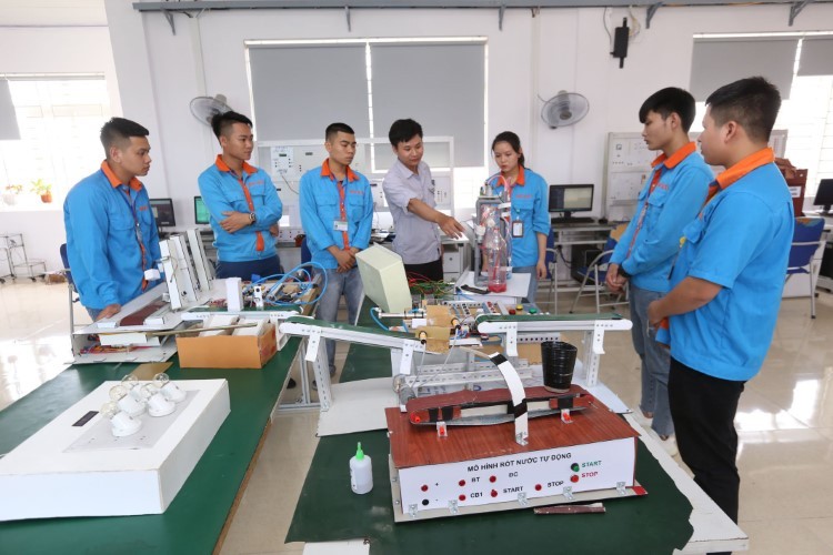 Sinh viên Trường Cao đẳng Cơ điện và Xây dựng Bắc Ninh học tập thực hành trên máy móc. Ảnh: NVCC