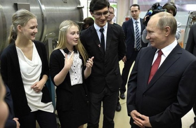 Tổng thống Nga  Putin thăm Đại học Bang Novosibirsk.      Ảnh: Thenewfederalist