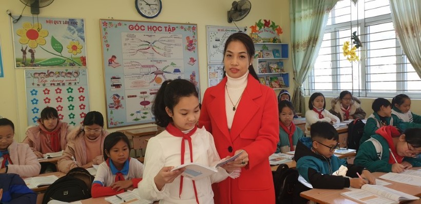 Cô Sợi cùng học trò lớp 5A1 - Trường Tiểu học Kim Đồng.