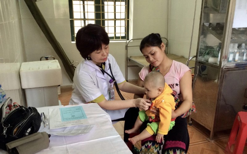 Bác sĩ Trương Thanh Hương khám tình nguyện cho trẻ em mắc bệnh tim bẩm sinh.