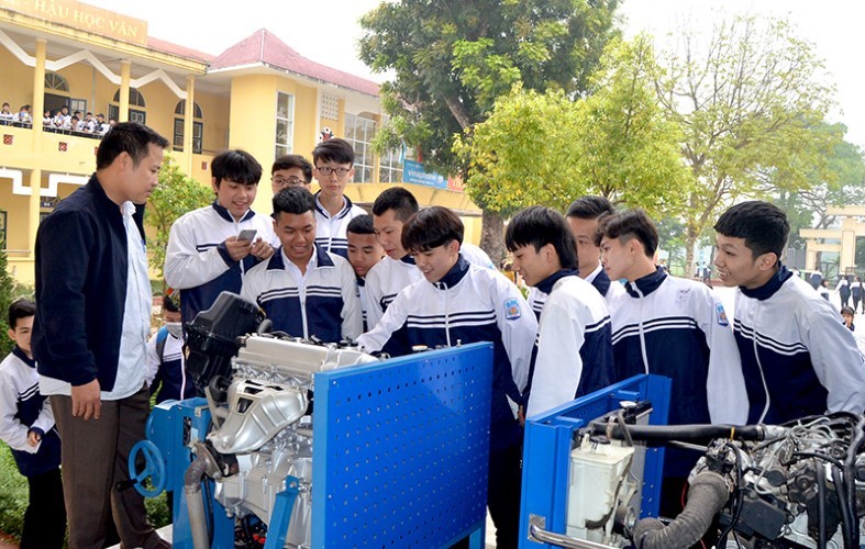 Trường THPT Ỷ La (TP Tuyên Quang – Tuyên Quang) phối hợp với Trường Cao đẳng nghề Kỹ thuật - Công nghệ Tuyên Quang tổ chức tư vấn, hướng nghiệp. Ảnh: IT