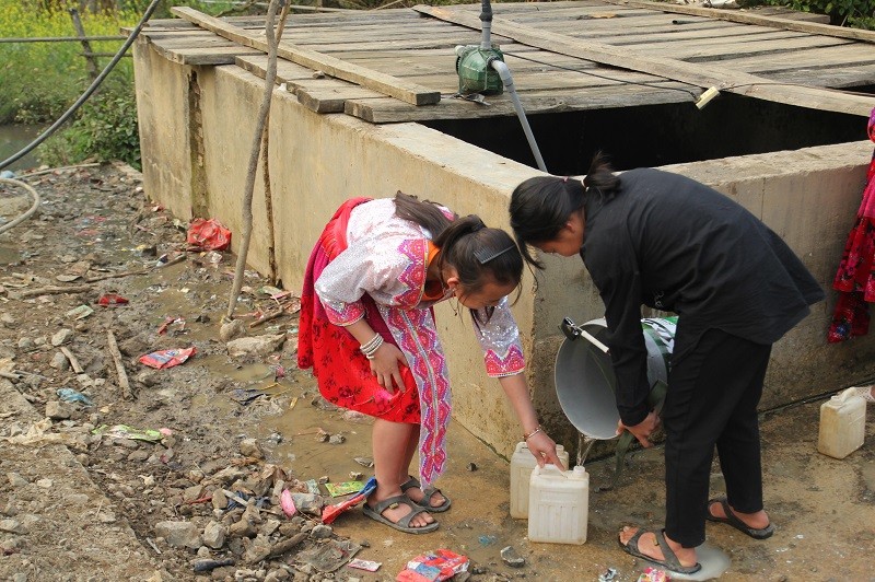 Toàn bộ trung tâm xã Trung Thu, huyện Tủa Chùa chỉ có 1 bể nước để dùng chung.