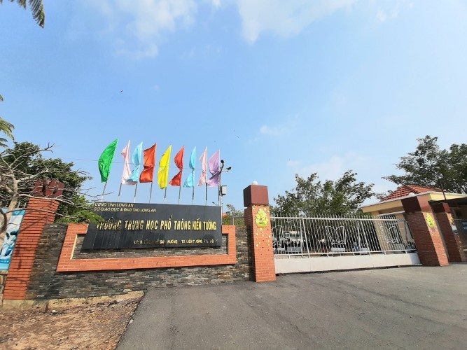 Trường THPT Kiến Tường (phường 1, thị xã Kiến Tường, Long An) được UBND tỉnh Long An cấp chứng nhận quyền sử dụng đất với tổng diện tích 64.806 m2. Ảnh: TG