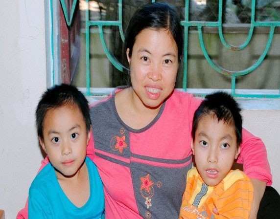 Chị Nguyễn Thị Định và đứa con bị bệnh (bìa phải) đã 15 tuổi.
