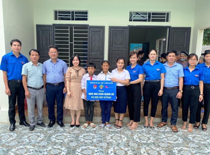 Cắt băng khánh thành nhà Khăn quàng đỏ cho học sinh nghèo ở xã Xuân Tín, huyện Thọ Xuân (Thanh Hóa).