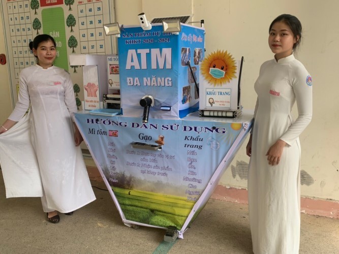 Võ Lê Xuân Thùy và Hồ Nguyễn Minh Thư bên sản phẩm ATM đa năng.