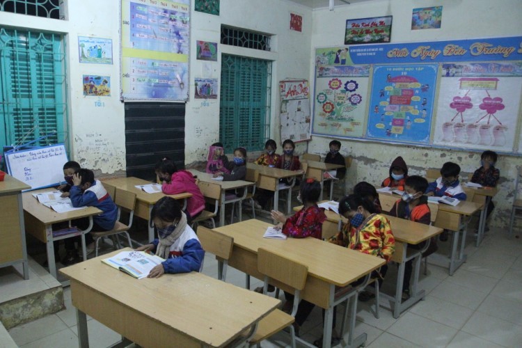 Tự học bài buổi tối của HS Trường PTDTBT Tiểu học Trung Thu, huyện Tủa Chùa, Điện Biên. Ảnh: TG