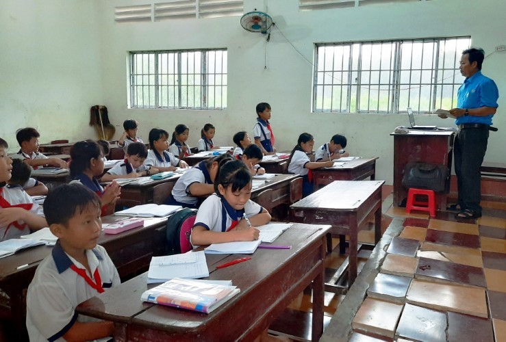 Phòng học ở Điểm lẻ Đội 9, Trường Tiểu học Đỗ Thừa Luông, huyện U Minh (Cà Mau) diện tích nhỏ nên bàn ghế được xếp sát bục giảng. Ảnh: V.Tâm