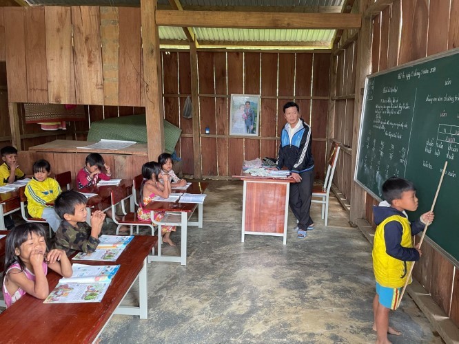 Phòng học tạm của điểm trường Tắk Rối, 2 phòng học mới đang được xây dựng sẽ đạt chuẩn để đáp ứng yêu cầu của chương trình – sách giáo khoa mới. 