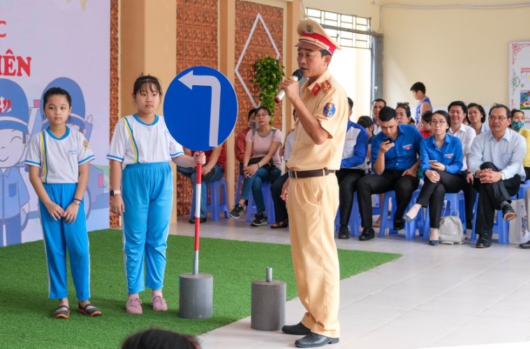 Công an quận Ninh Kiều (TP Cần Thơ) tuyên truyền ATGT tại trường học. 
