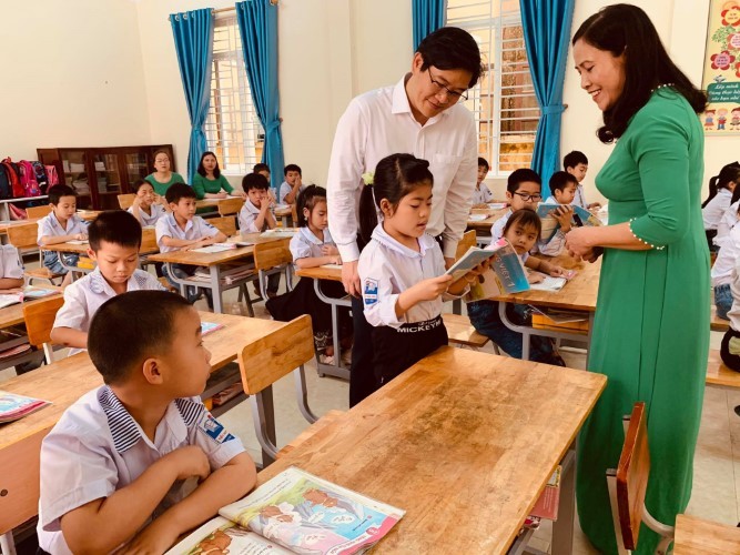 TS Thái Văn Tài – Vụ trưởng Vụ GD Tiểu học (Bộ GD&ĐT) kiểm tra dạy học lớp 1 theo CTGDPT 2018 tại Trường Tiểu học Gia Vân (Gia Viễn - Ninh Bình). Ảnh: Đức Trí
