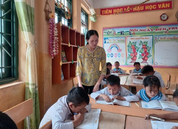 Cô Nguyễn Thị Tuyết luôn nỗ lực không ngừng vì nghề giáo là ước mơ. Ảnh: NVCC
