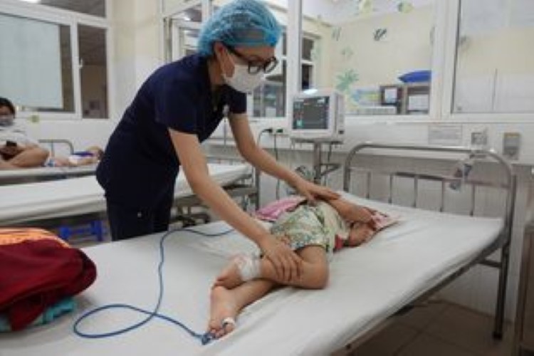 Một bệnh nhi bị bệnh tay – chân – miệng ở Tiên Phước nhập viện cấp cứu tại Bệnh viện Phụ sản – Nhi trong tình trạng bệnh nặng, biến chứng nguy hiểm.