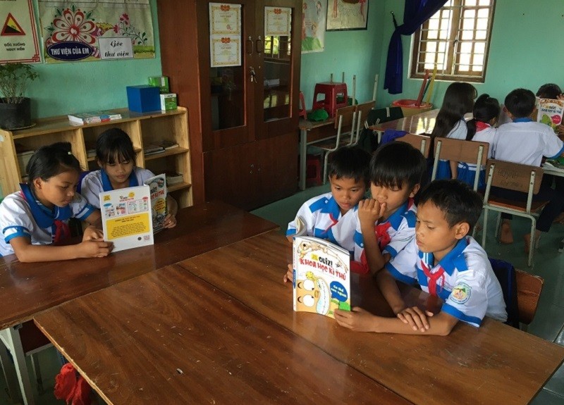 Học sinh Trường PTDTBT Tiểu học và THCS Trà Nam dễ dàng đọc sách mọi lúc, mọi nơi với mô hình thư viện mini tại lớp học. 