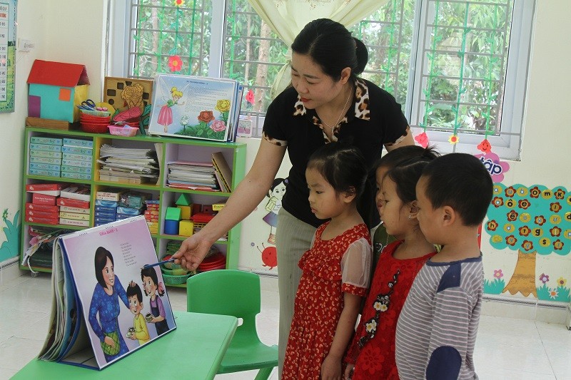 Cô Hương trong giờ dạy trẻ.