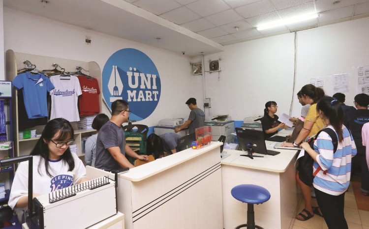 SV mua hàng tại Cửa hàng tiện ích sinh viên UniMart của IU.