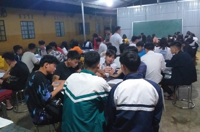 HS Trường THPT số 1 Bắc Hà (Lào Cai) chia thành nhóm ôn tập các buổi tối trong tuần. 	Ảnh: NTCC 