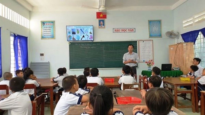 Tiết dạy thực nghiệm Tài liệu Giáo dục địa phương lớp 1 tại Trường Tiểu học Đặng Thị Chính, huyện Vũng Liêm, Vĩnh Long. Ảnh: CTV