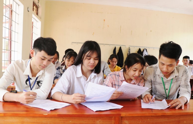 Các trường THPT toàn tỉnh Hà Tĩnh đồng loạt cho học sinh làm thử đề thi minh họa của Bộ.