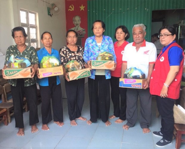 Cô Kim Thoa (phải) tặng quà cho đồng bào dân tộc Khmer.