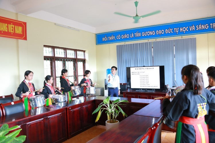 Thầy Nguyễn Văn Trường hướng dẫn học sinh các hoạt động ngoại khóa.