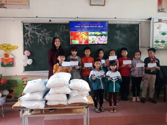 Quỹ khuyến học dòng họ Triệu ở làng Trí An (xã Nam Hoa, huyện Nam Trực) trao học bổng cho 
học sinh nghèo.
